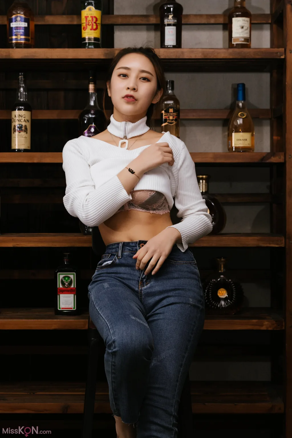 [XR Uncensored] Qiao Yi Lin (乔依琳): R18 秀人网模特 酒窖中的爱抚 (66 photos) 