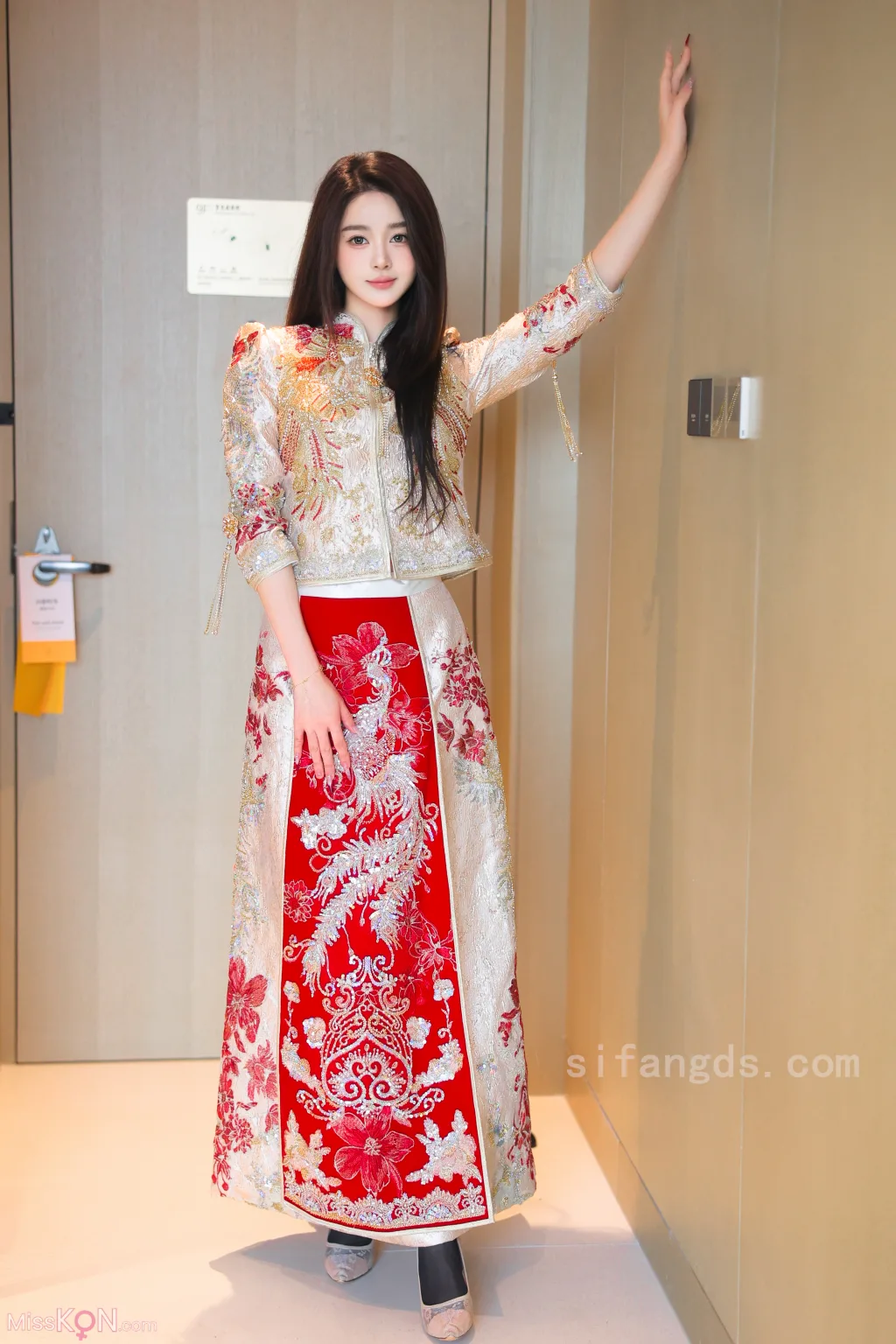 [XR Uncensored] Candy糖糖: R18 秀人网模特 新年礼服 (111 photos ) 