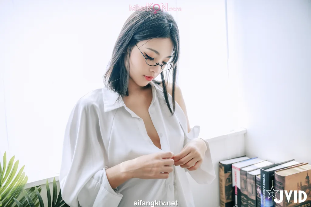 [JVID] 露露咪: 性愛成癮の性感女教師 (133 photos ) 