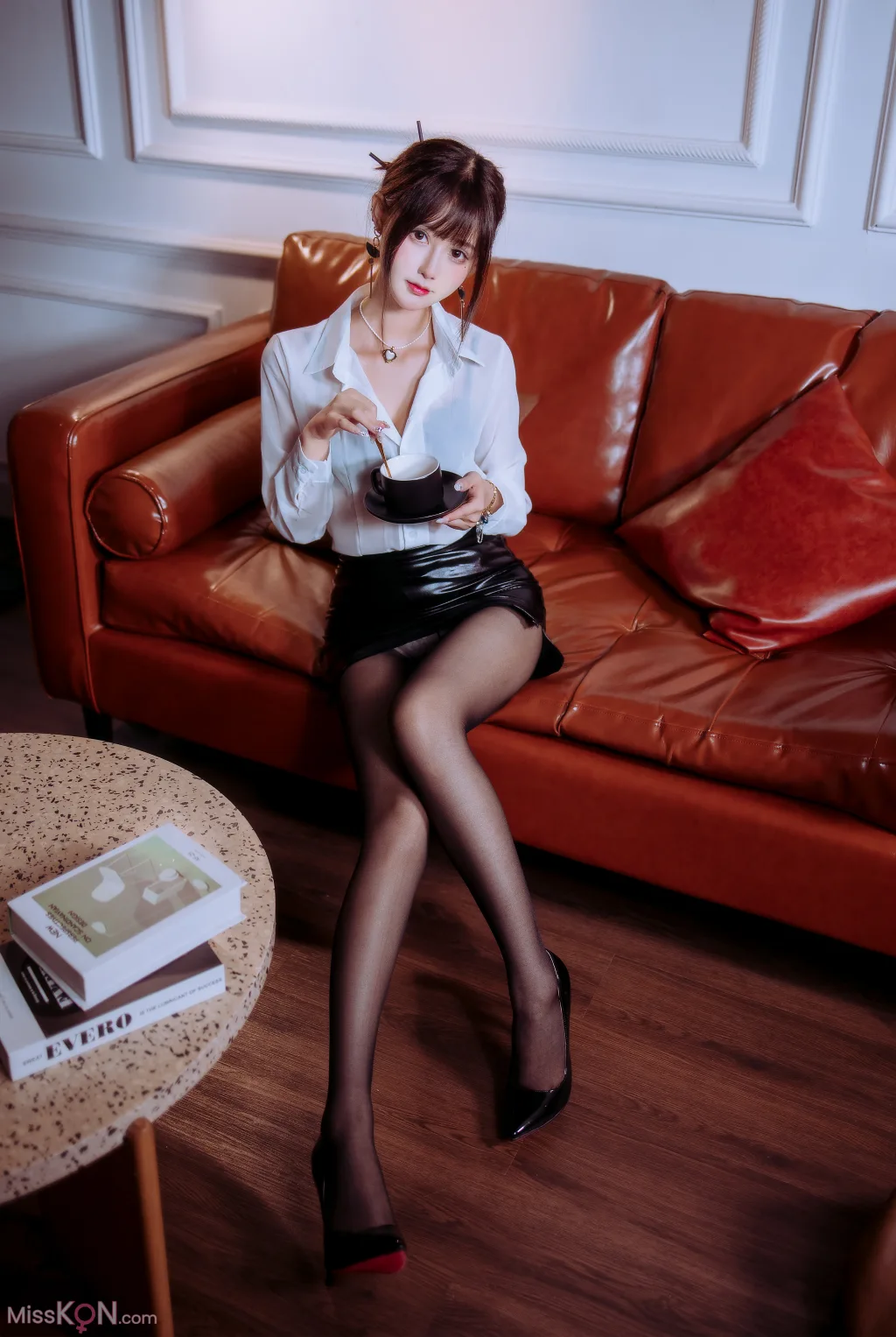 Coser@羽生三未: 半透OL (27 photos)