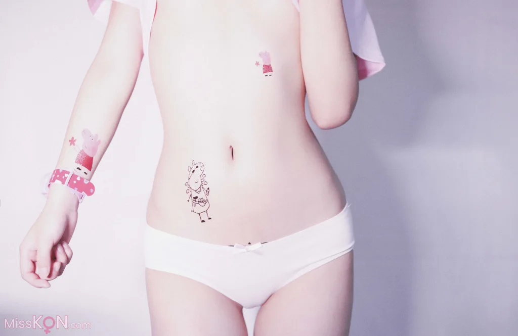 Coser@洛美: 小猪佩奇 (34 photos + 4 videos)