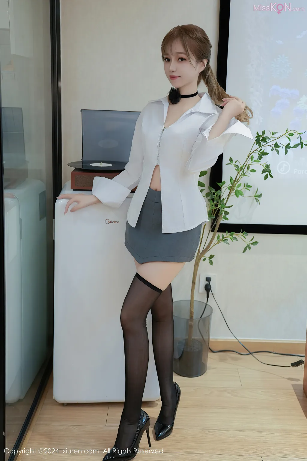 XIUREN No.8606 – 8615 (831 photos) 18 XIUREN No.8606 – 8615 (831 photos) 18