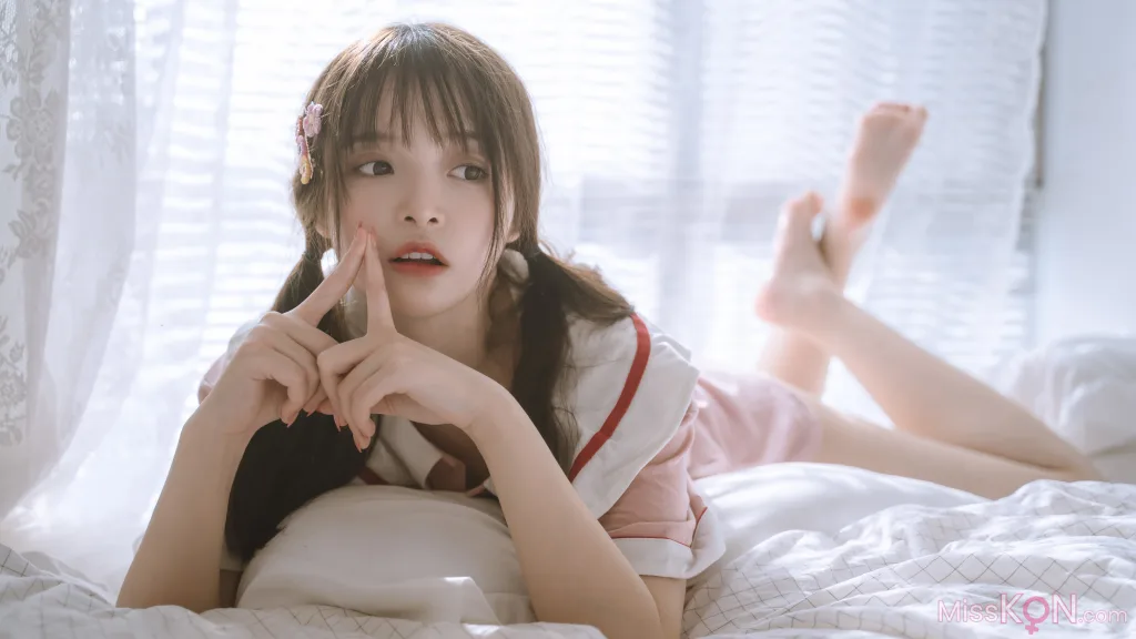 Coser@草莓味奈奈兔: 草莓味的居家少女 (24 photos ) 