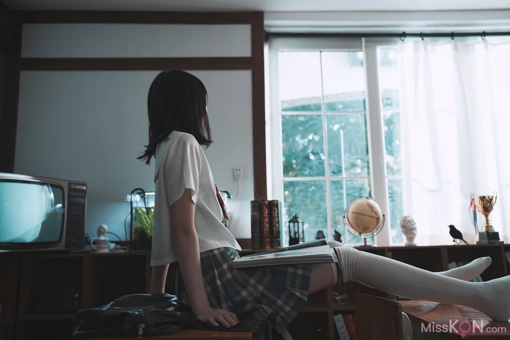 Coser@桜桃喵: 教室死库水 (48 photos)